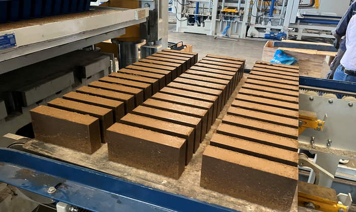 ZN1500 முழு தானியங்கி செங்கல் தயாரிக்கும் இயந்திரம் கிழக்கு சீன வாடிக்கையாளரை கசடு வளப் பயன்பாட்டில் மேம்படுத்துகிறது